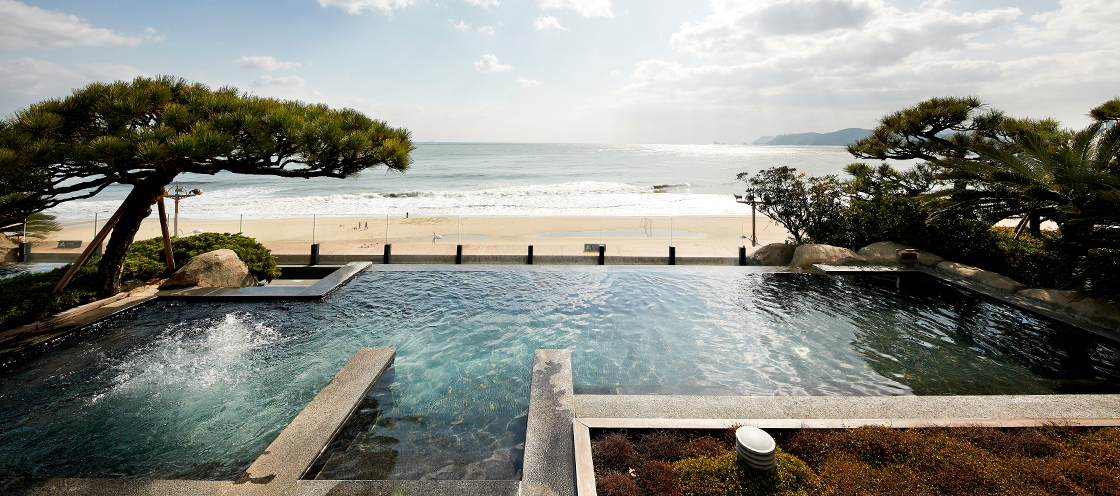 Paradise Hotel Busan Ocean Spa CIMER 官方實景照片，顯示海雲台海景與戶外溫泉空間